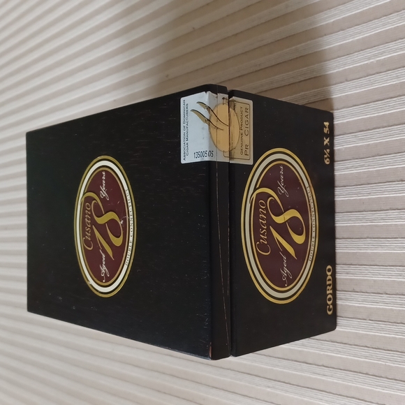 Cubano Wooden Cigar Box - Picture 2 of 10